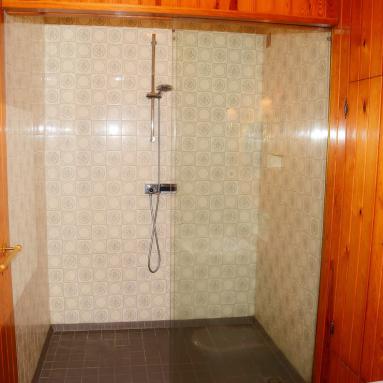 Salle de bain avec douche de l'appart hôtel la Ville Close