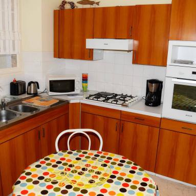 Cuisine aménagée de l'appart hôtel la Ville Close