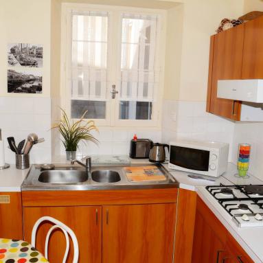 Cuisine aménagée de l'appart hôtel la Ville Close